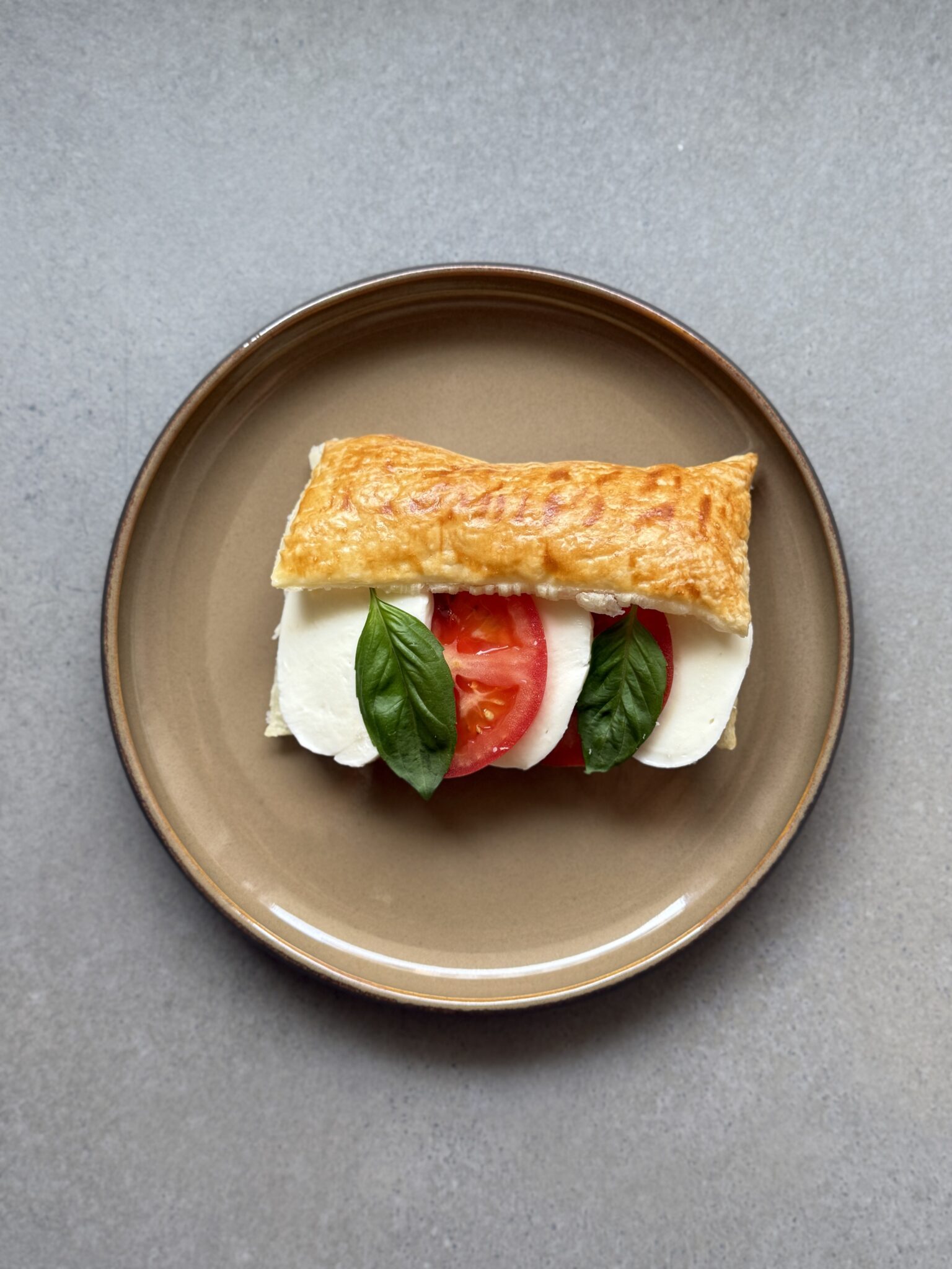 Mini sandwich hojaldrado caprese