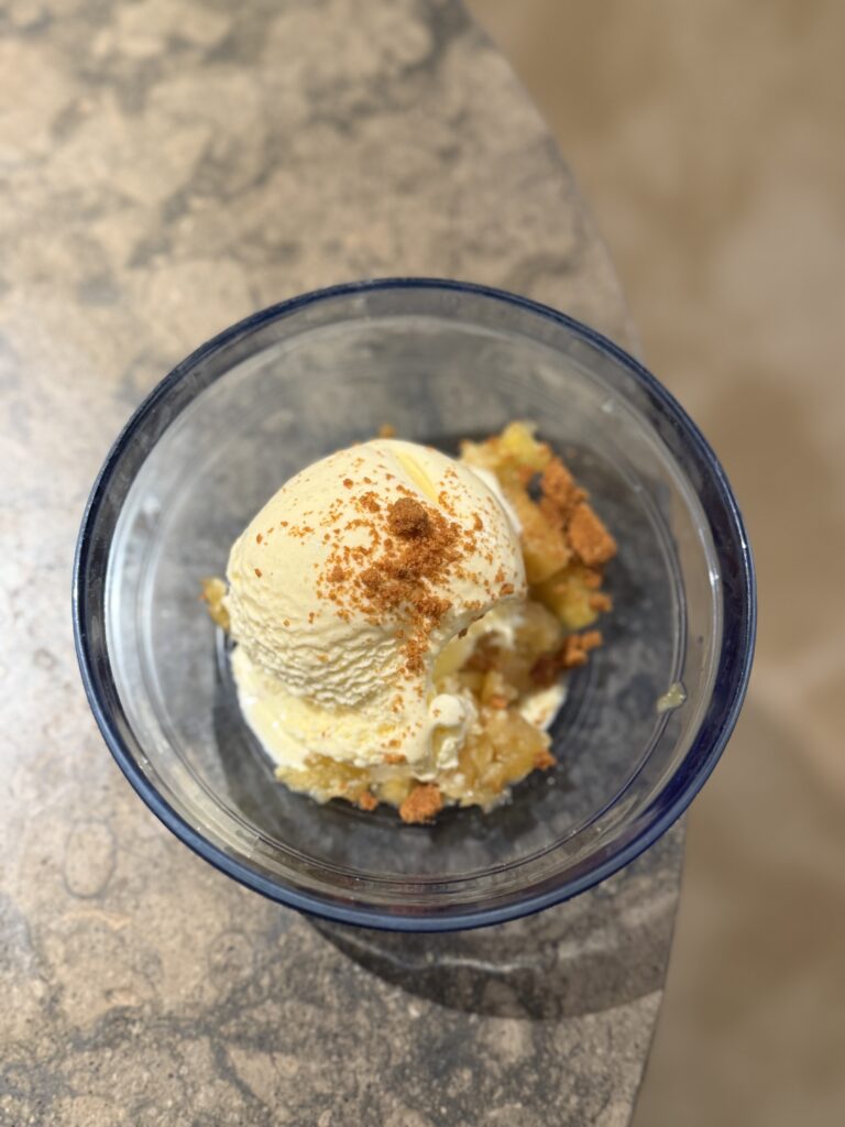 Helado de vainilla con manzana asada y galleta caramelizada postre Saona